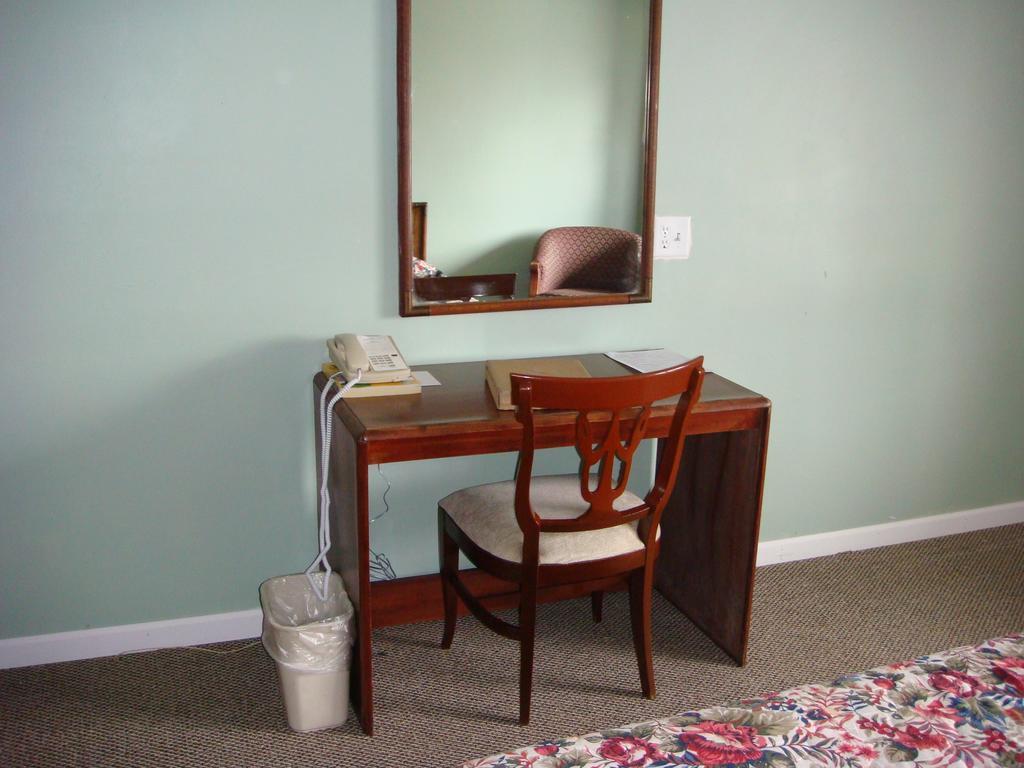 Westwoods Inn & Suites Woodhaven Dış mekan fotoğraf