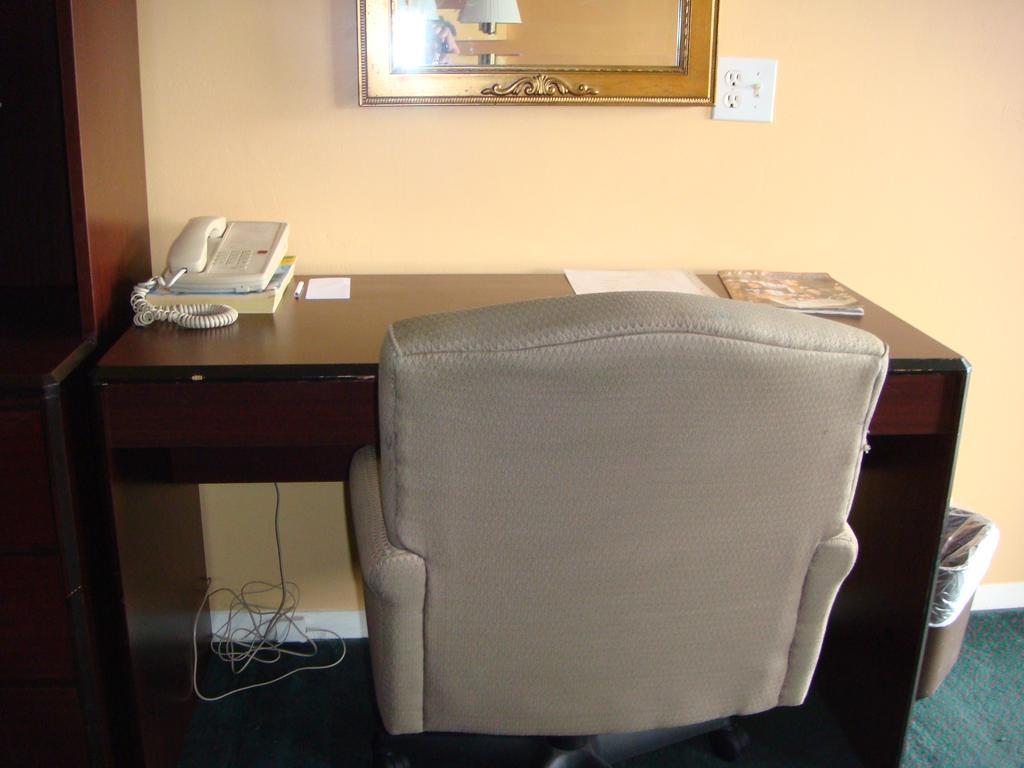 Westwoods Inn & Suites Woodhaven Dış mekan fotoğraf
