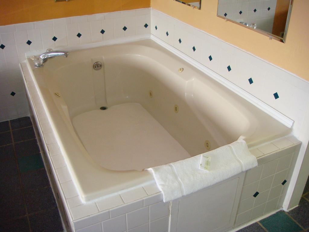Westwoods Inn & Suites Woodhaven Dış mekan fotoğraf