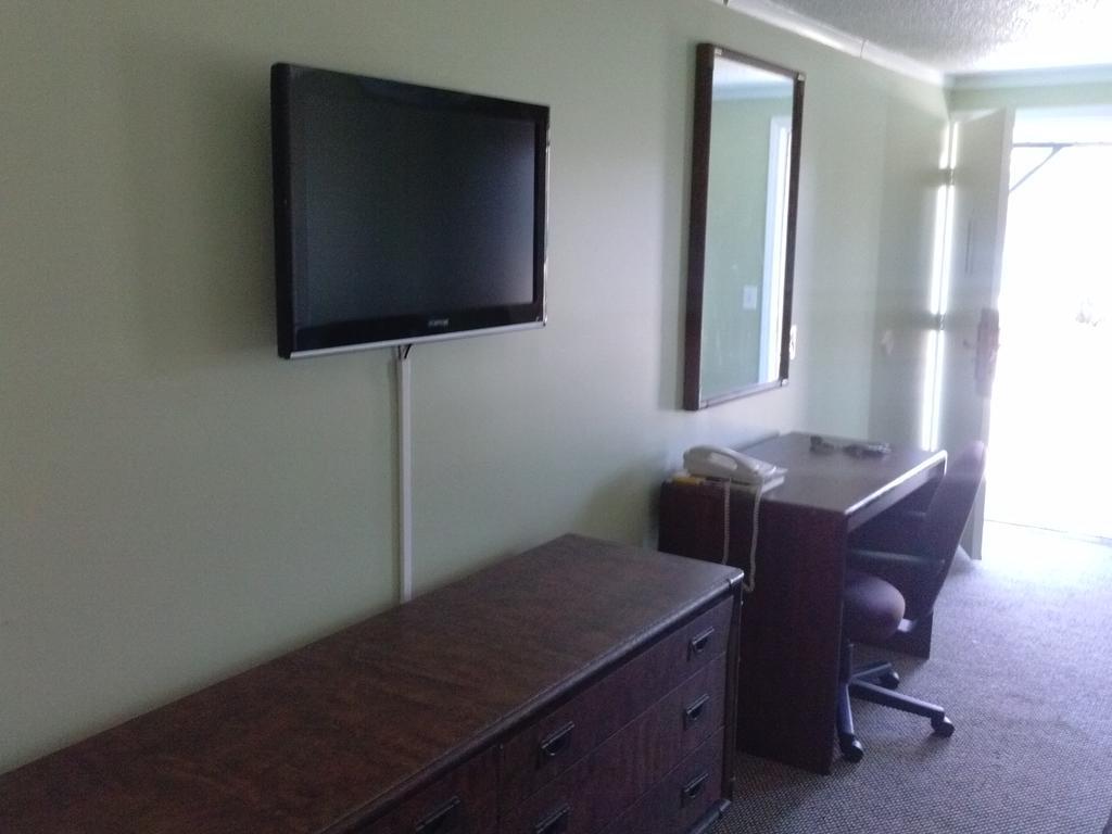 Westwoods Inn & Suites Woodhaven Dış mekan fotoğraf