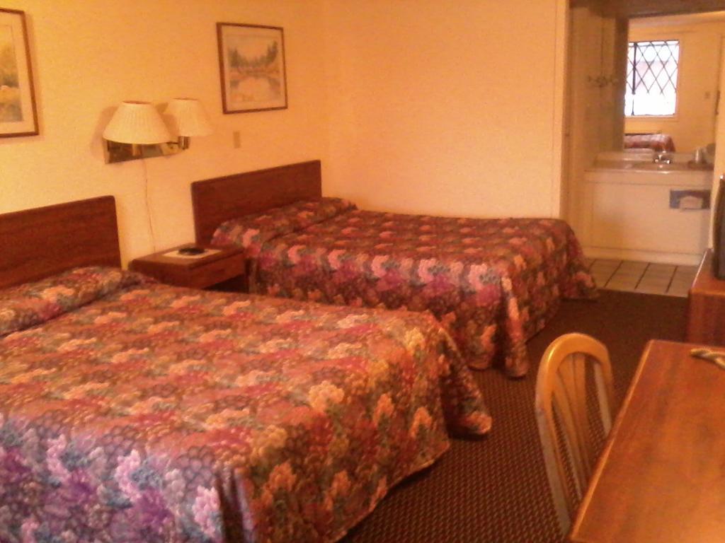 Westwoods Inn & Suites Woodhaven Dış mekan fotoğraf