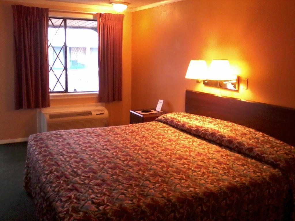 Westwoods Inn & Suites Woodhaven Dış mekan fotoğraf