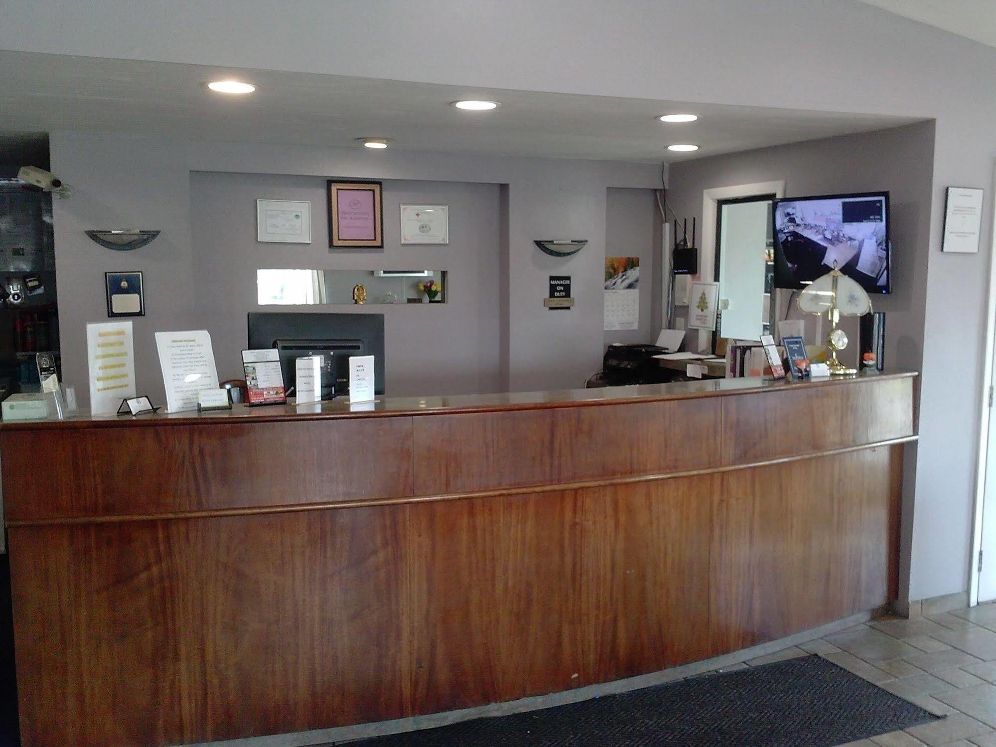 Westwoods Inn & Suites Woodhaven Dış mekan fotoğraf