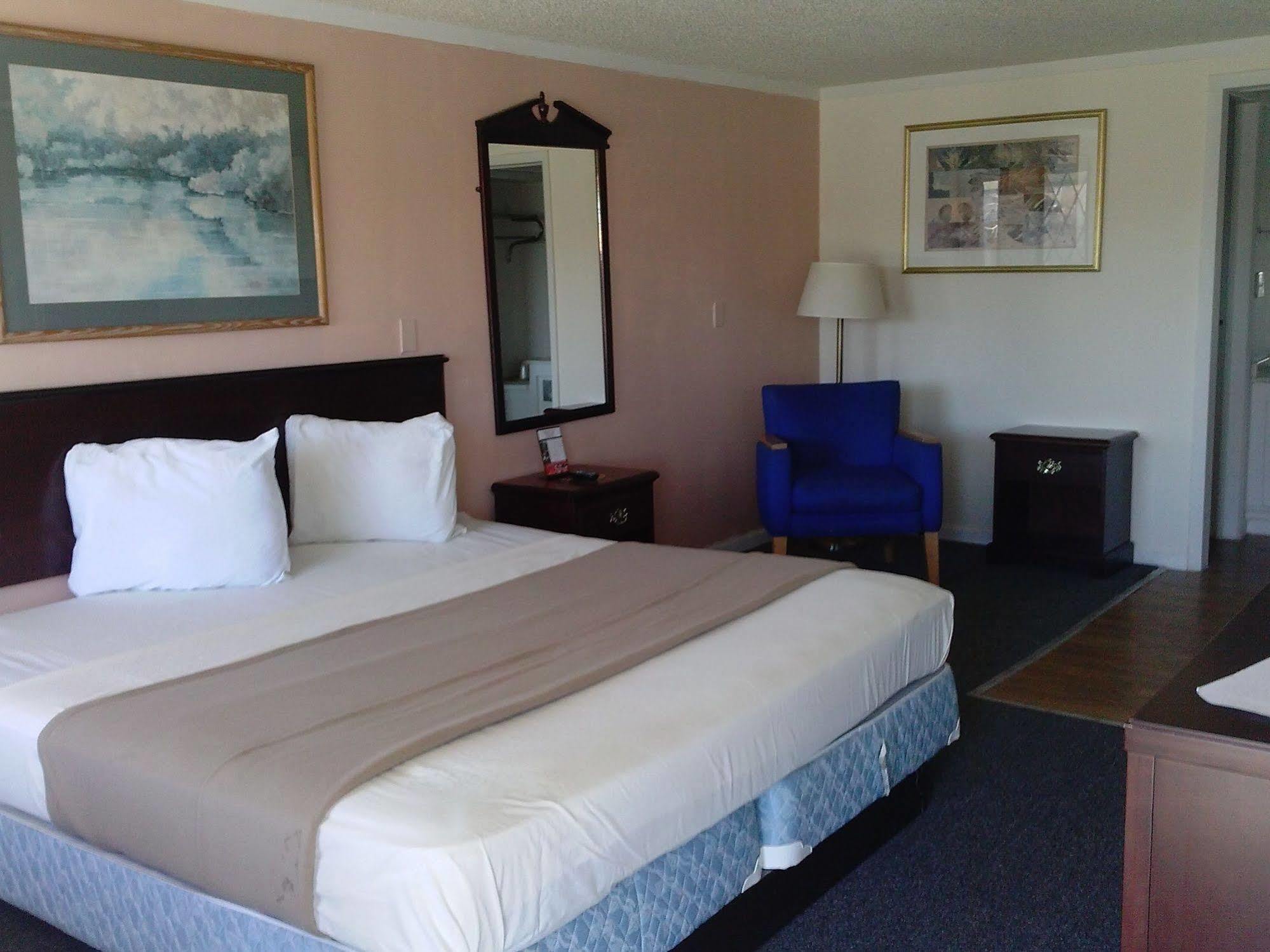 Westwoods Inn & Suites Woodhaven Dış mekan fotoğraf